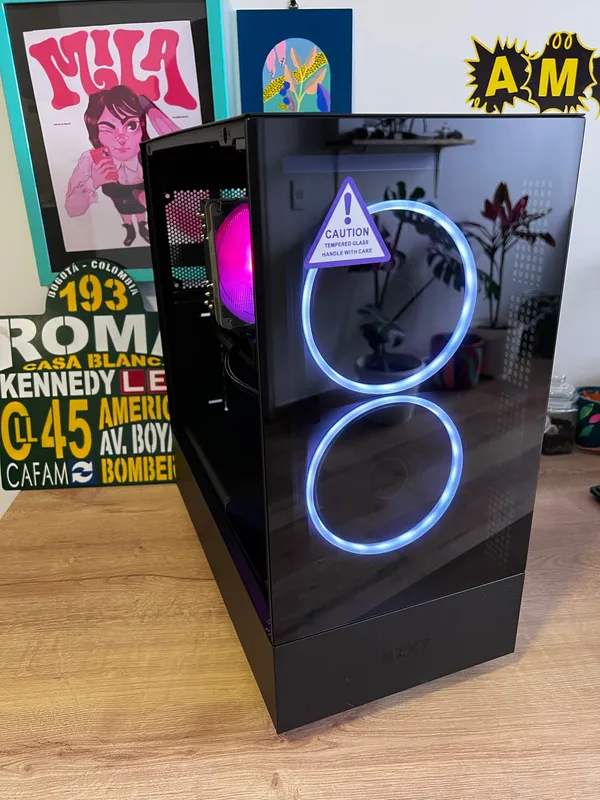 Torre de computador con panel de vidrio templado y ventiladores con anillos de luz azul