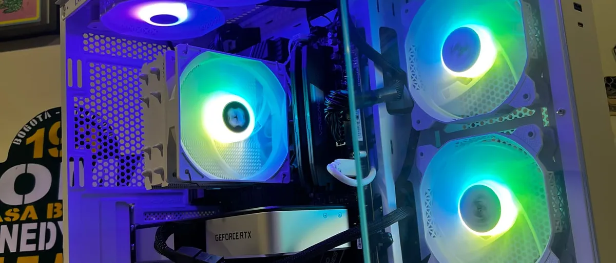 Torre de computador blanca con vidrio panorámico y ventiladores RGB de colores