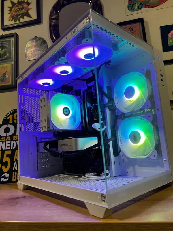 Torre de computador blanca con vidrio panorámico y ventiladores RGB de colores