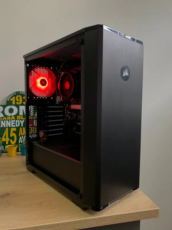 Torre de computador Corsair con ventiladores de luz roja