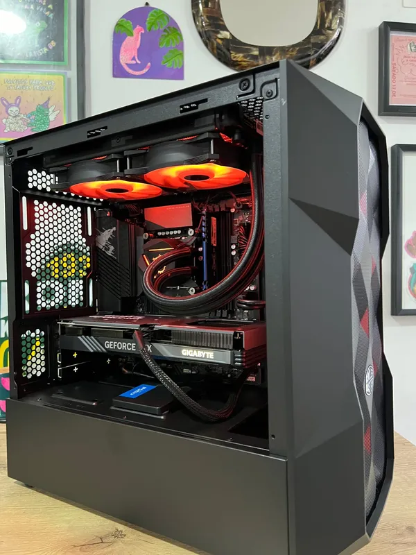 Torre de computador con refrigeración líquida, tarjeta de video Gigabyte GeForce e iluminación roja