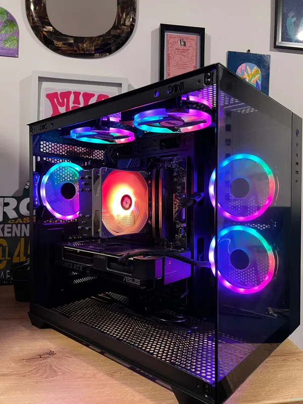 Torre de computador de vidrio panorámico con ventiladores RGB multicolor y tarjeta de video ASUS