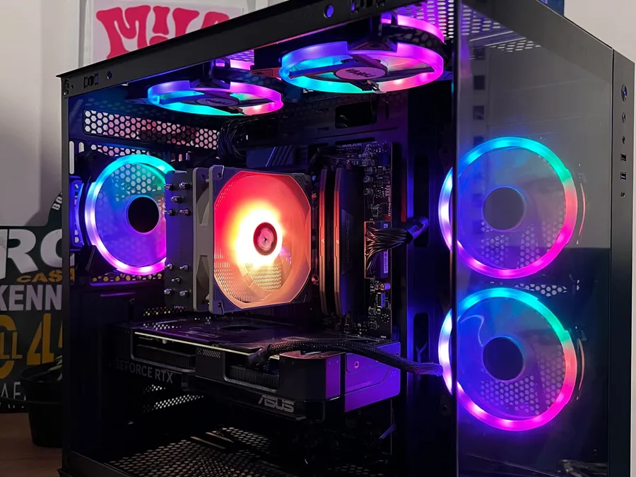 Torre de computador de vidrio panorámico con ventiladores RGB multicolor y tarjeta de video ASUS