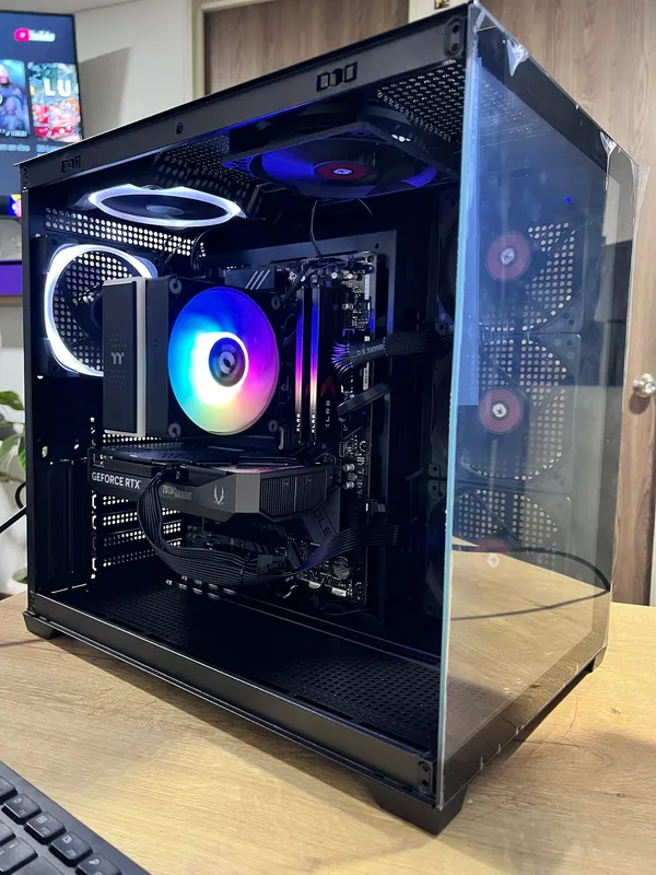Torre de computador con vidrio panorámico, refrigeración con anillo de luz blanca y ventilador RGB