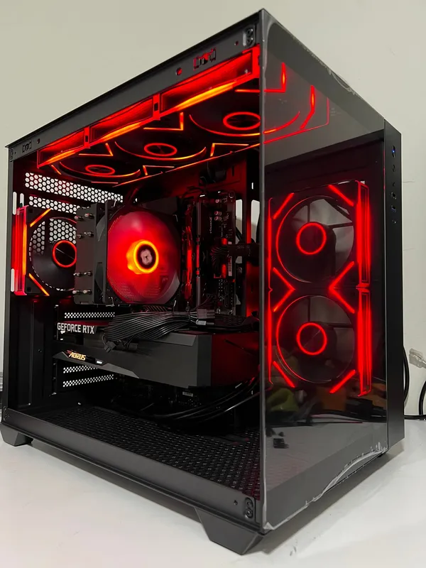Torre de computador de vidrio panorámico con ventiladores e iluminación roja y tarjeta de video GeForce RTX
