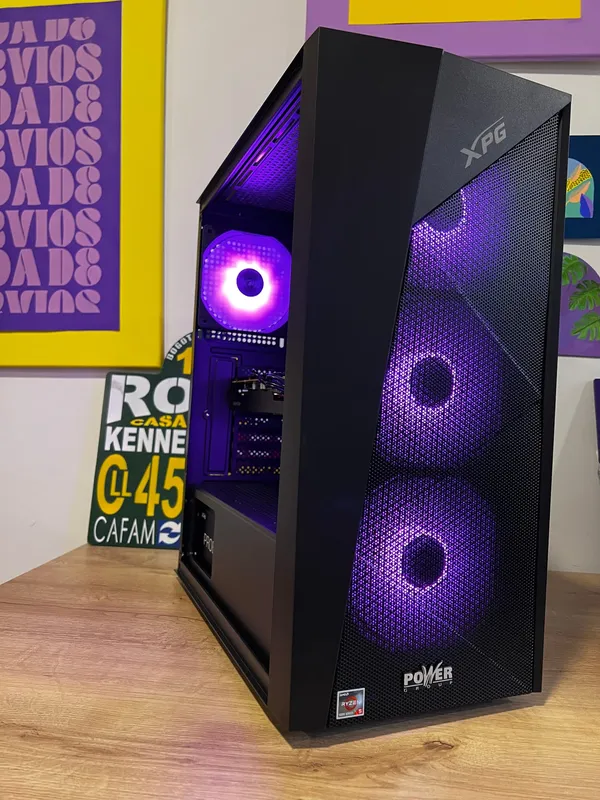 Torre de computador XPG con panel frontal de malla e iluminación morada