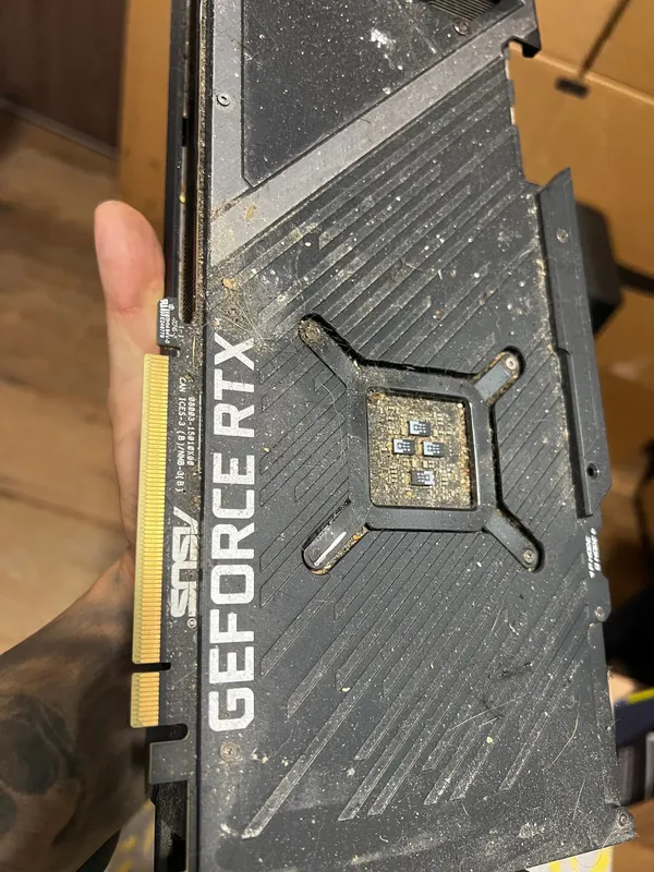 Tarjeta de video ASUS GeForce RTX con polvo acumulado sobre el disipador